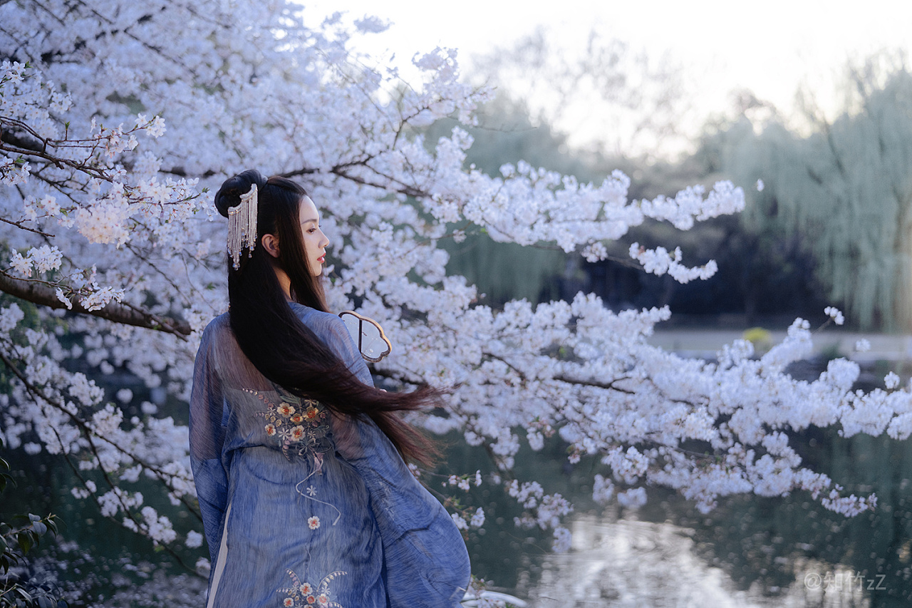 古装美女桃林风情万种古风摄影