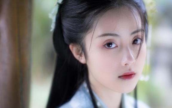 气质淡雅的古装美女飘逸汉服图片