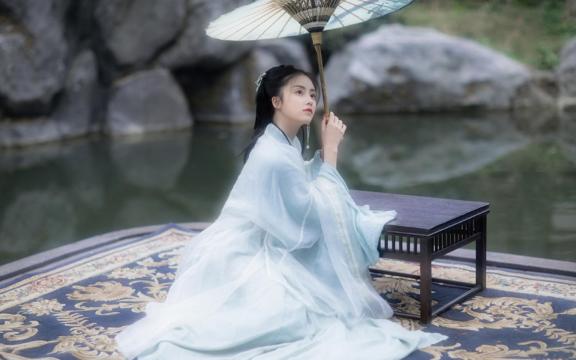 气质淡雅的古装美女飘逸汉服图片