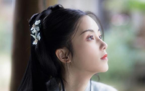 气质淡雅的古装美女飘逸汉服图片