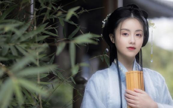 气质淡雅的古装美女飘逸汉服图片