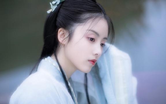 气质淡雅的古装美女飘逸汉服图片