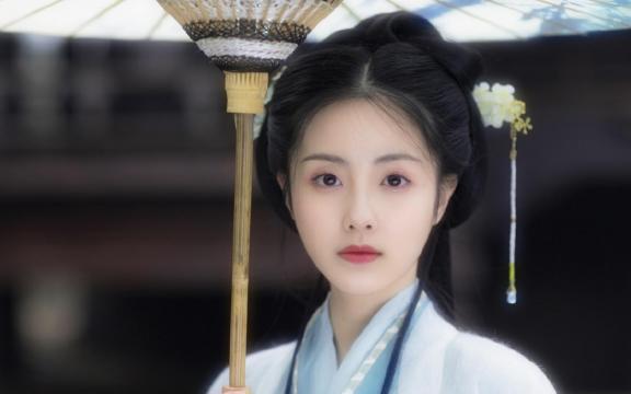 气质淡雅的古装美女飘逸汉服图片