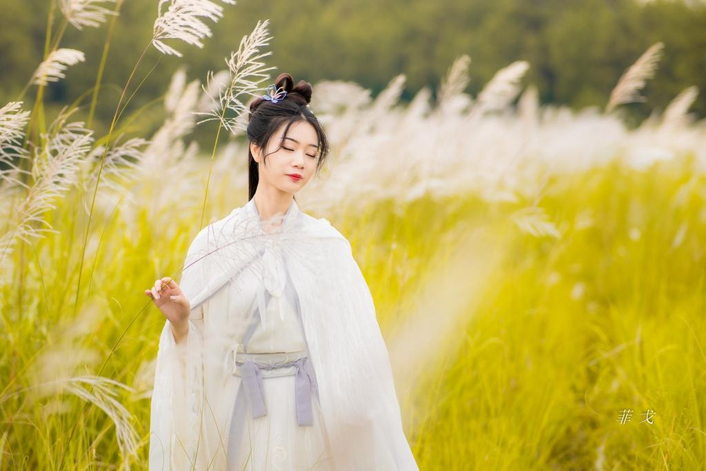气质古装美女随风飘荡汉服图片