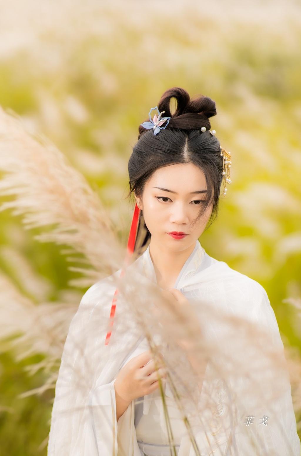 气质古装美女随风飘荡汉服图片