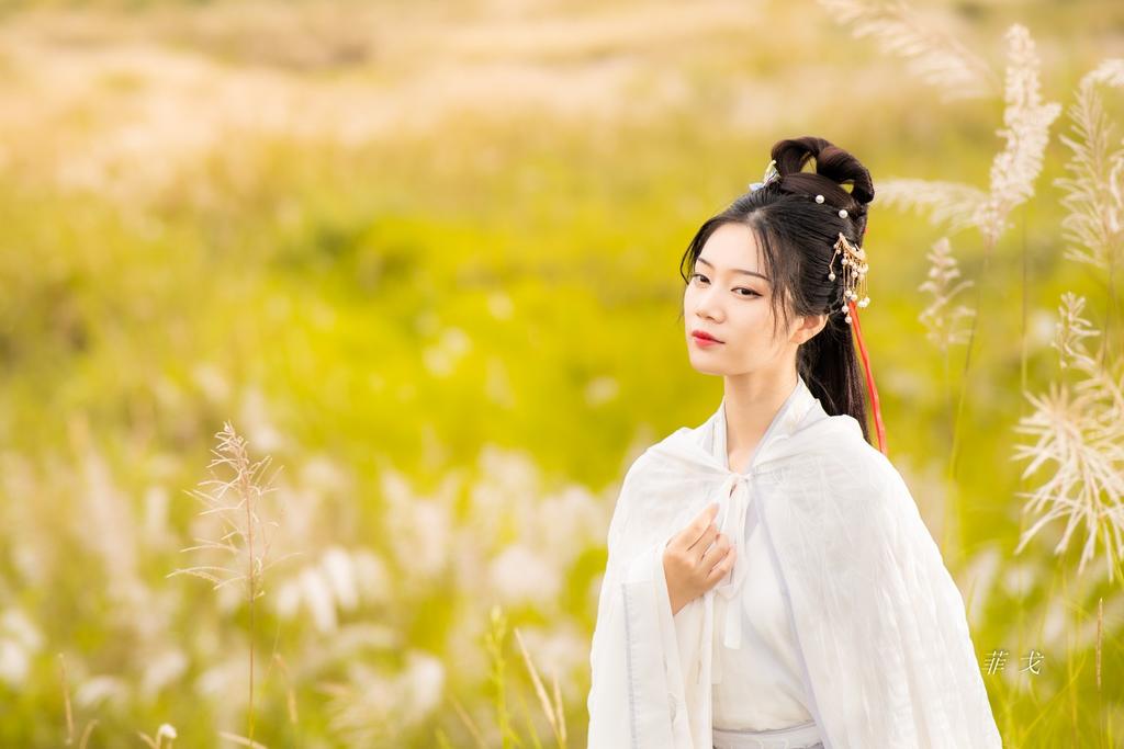 气质古装美女随风飘荡汉服图片