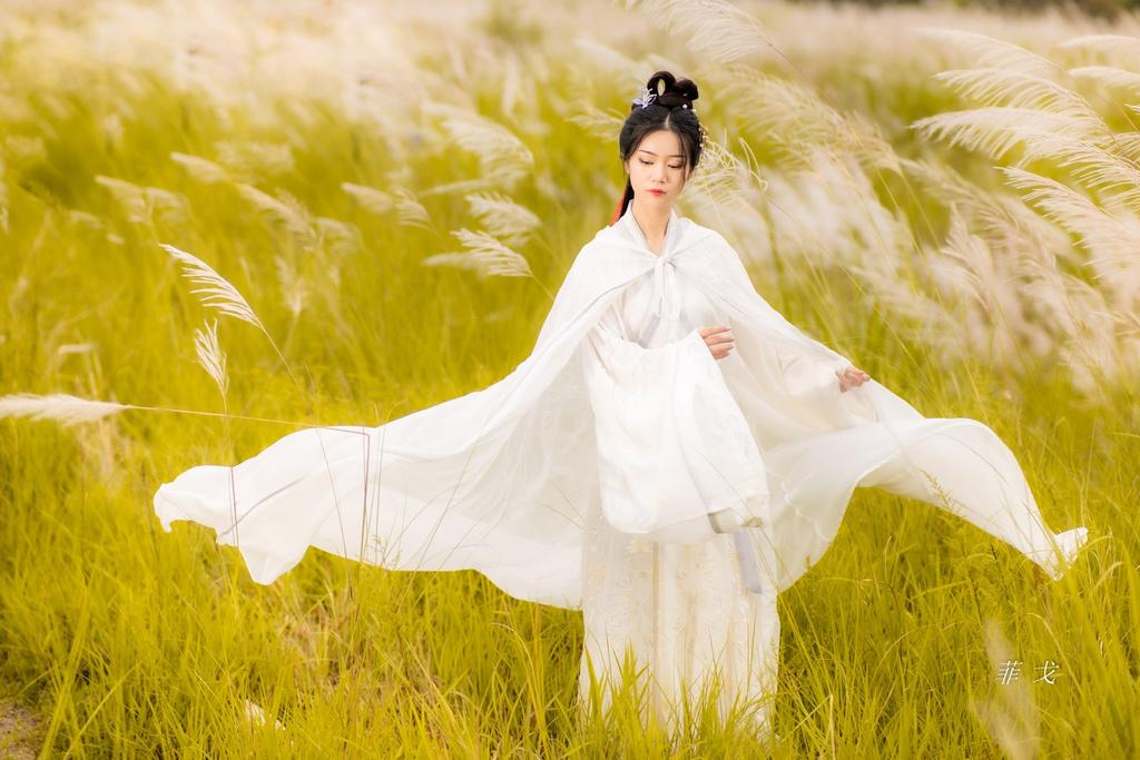 气质古装美女随风飘荡汉服图片