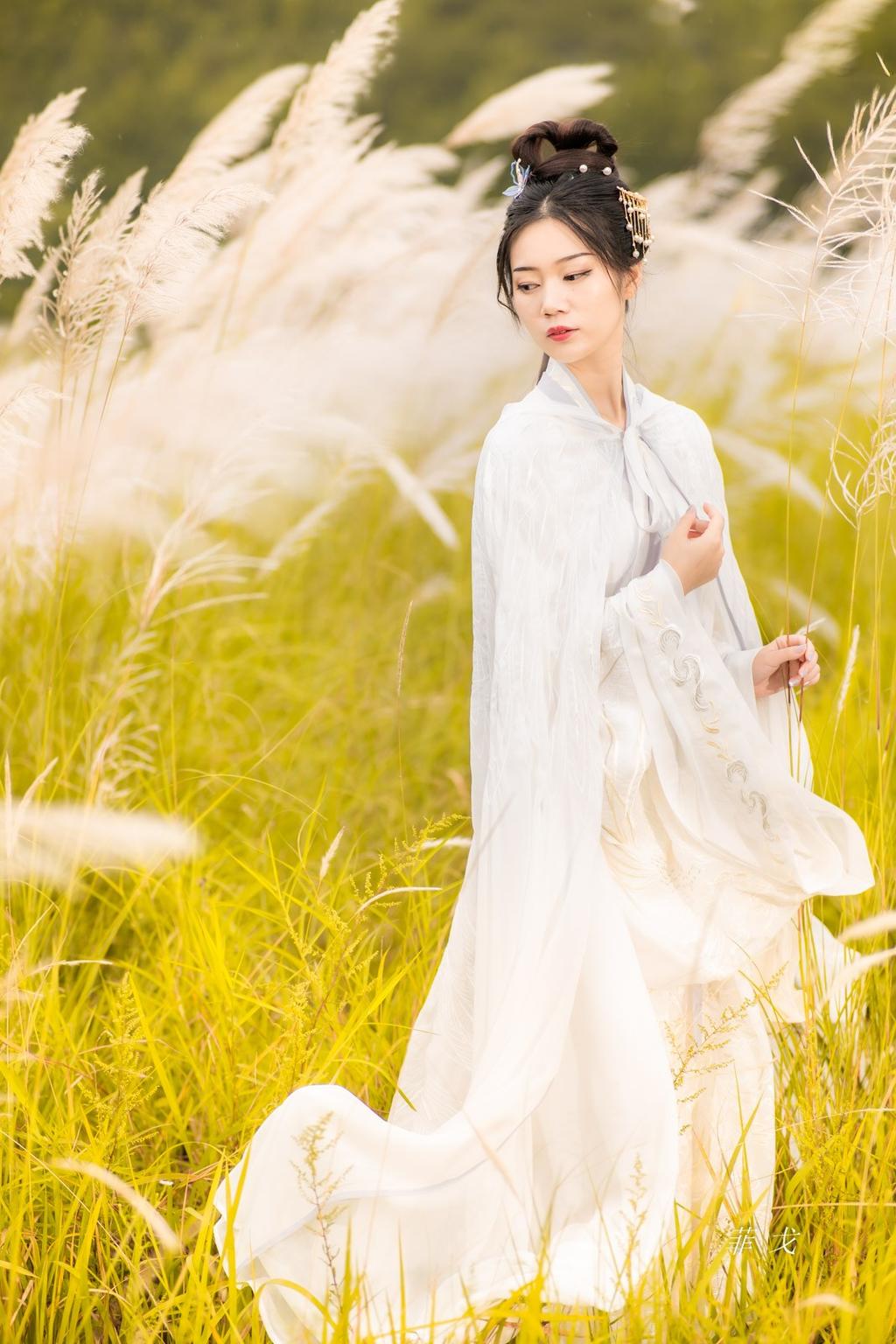 气质古装美女随风飘荡汉服图片