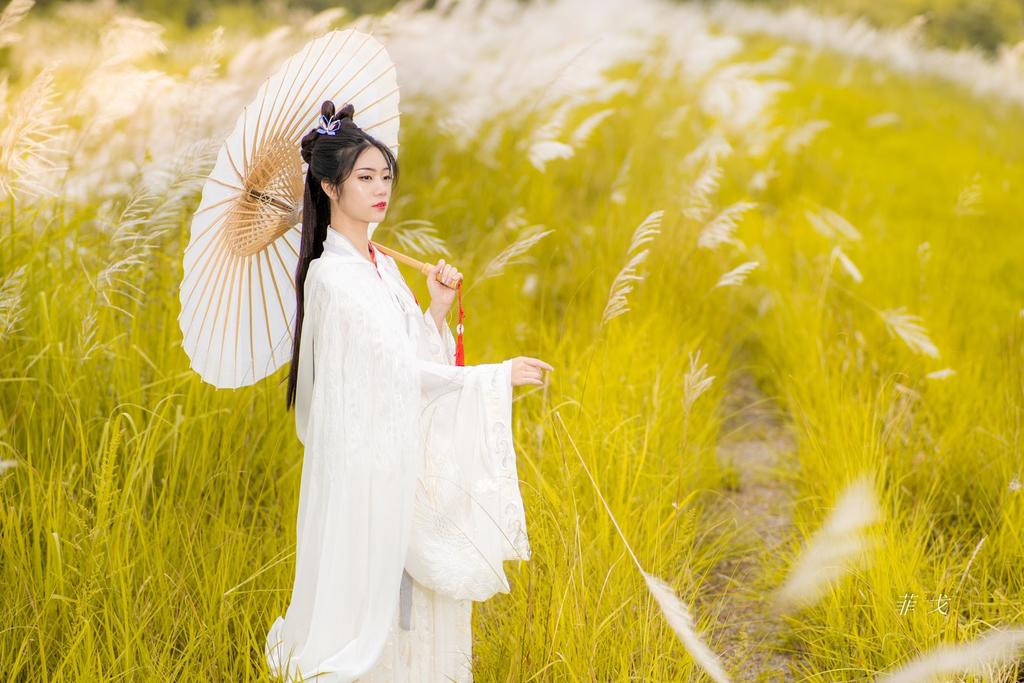 气质古装美女随风飘荡汉服图片