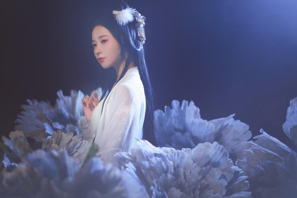 含羞带怯的古装美女汉服写真