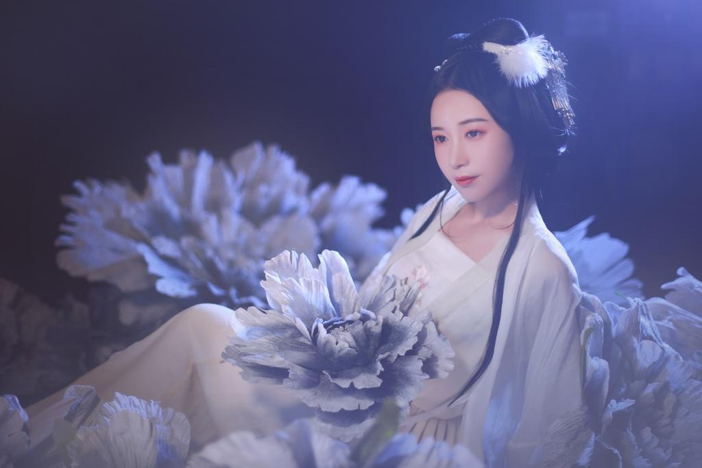 含羞带怯的古装美女汉服写真