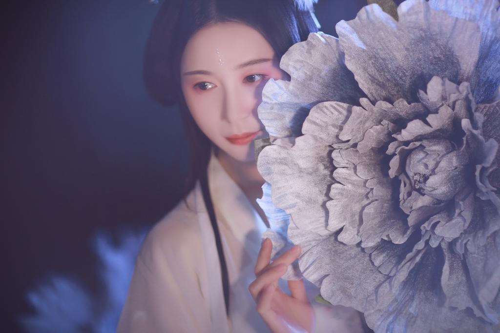 含羞带怯的古装美女汉服写真