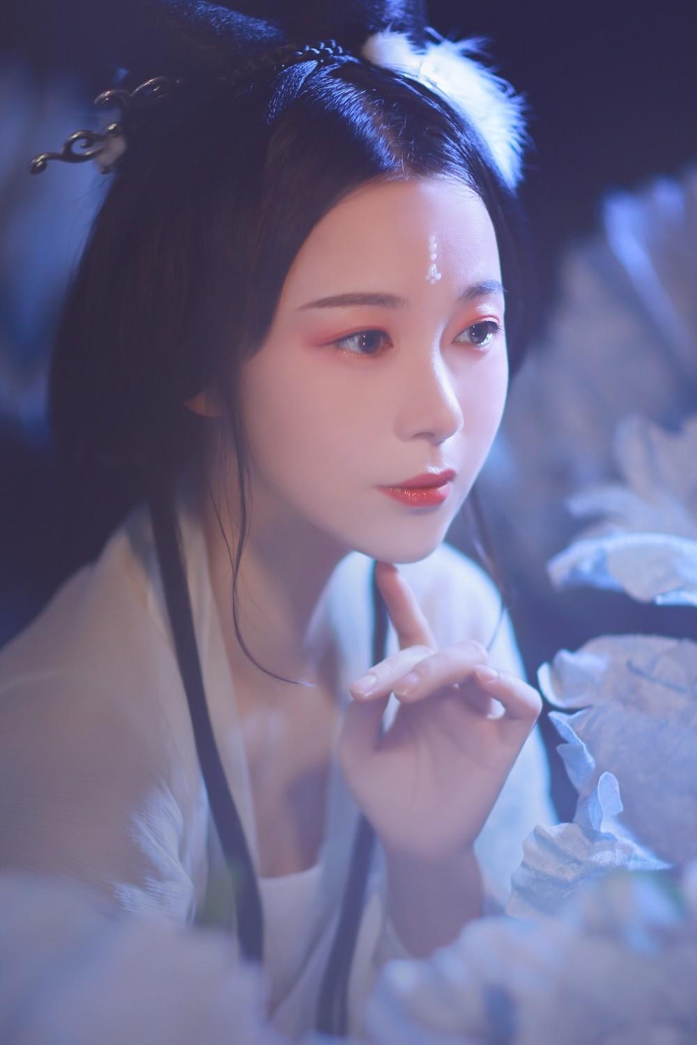 含羞带怯的古装美女汉服写真