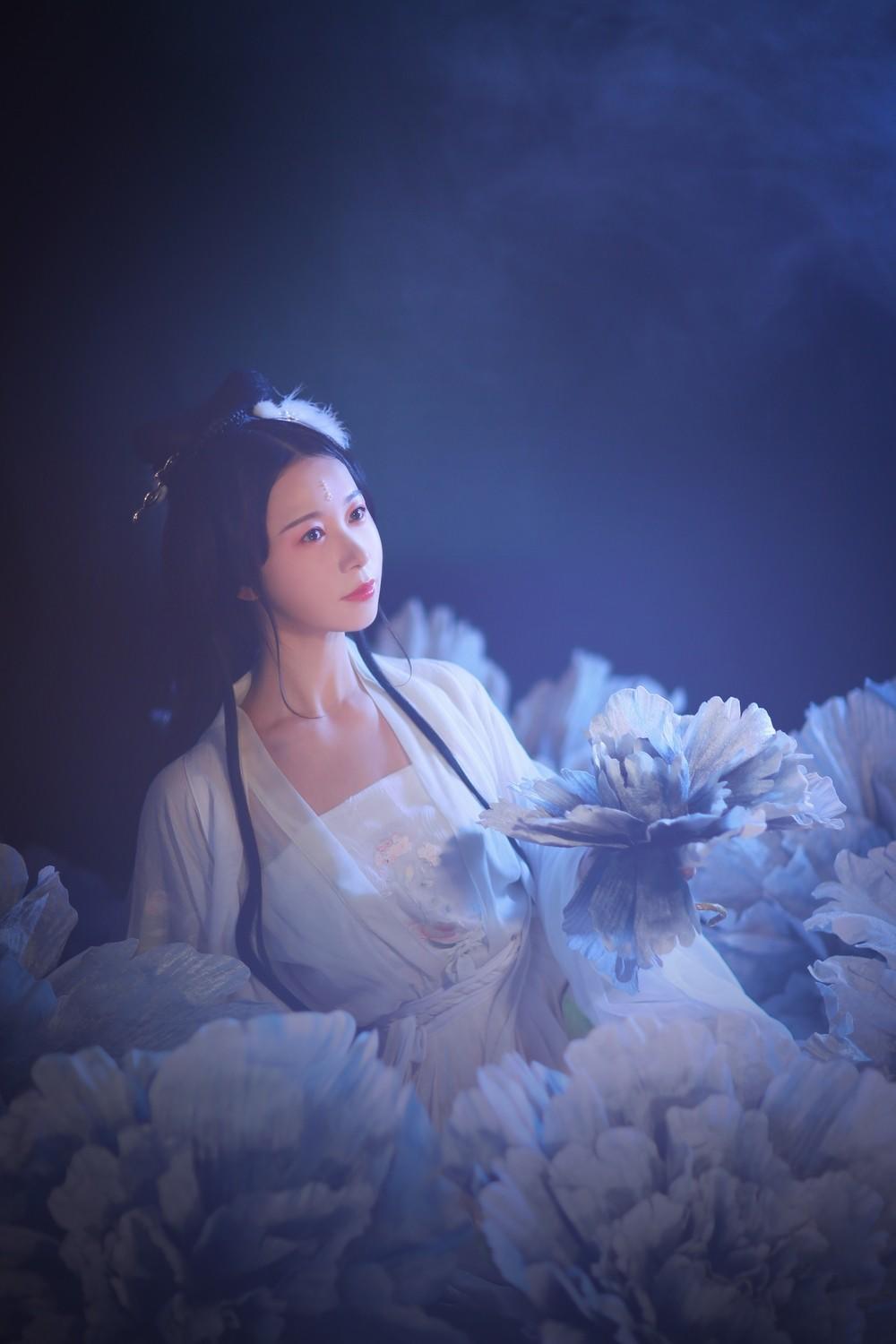 含羞带怯的古装美女汉服写真