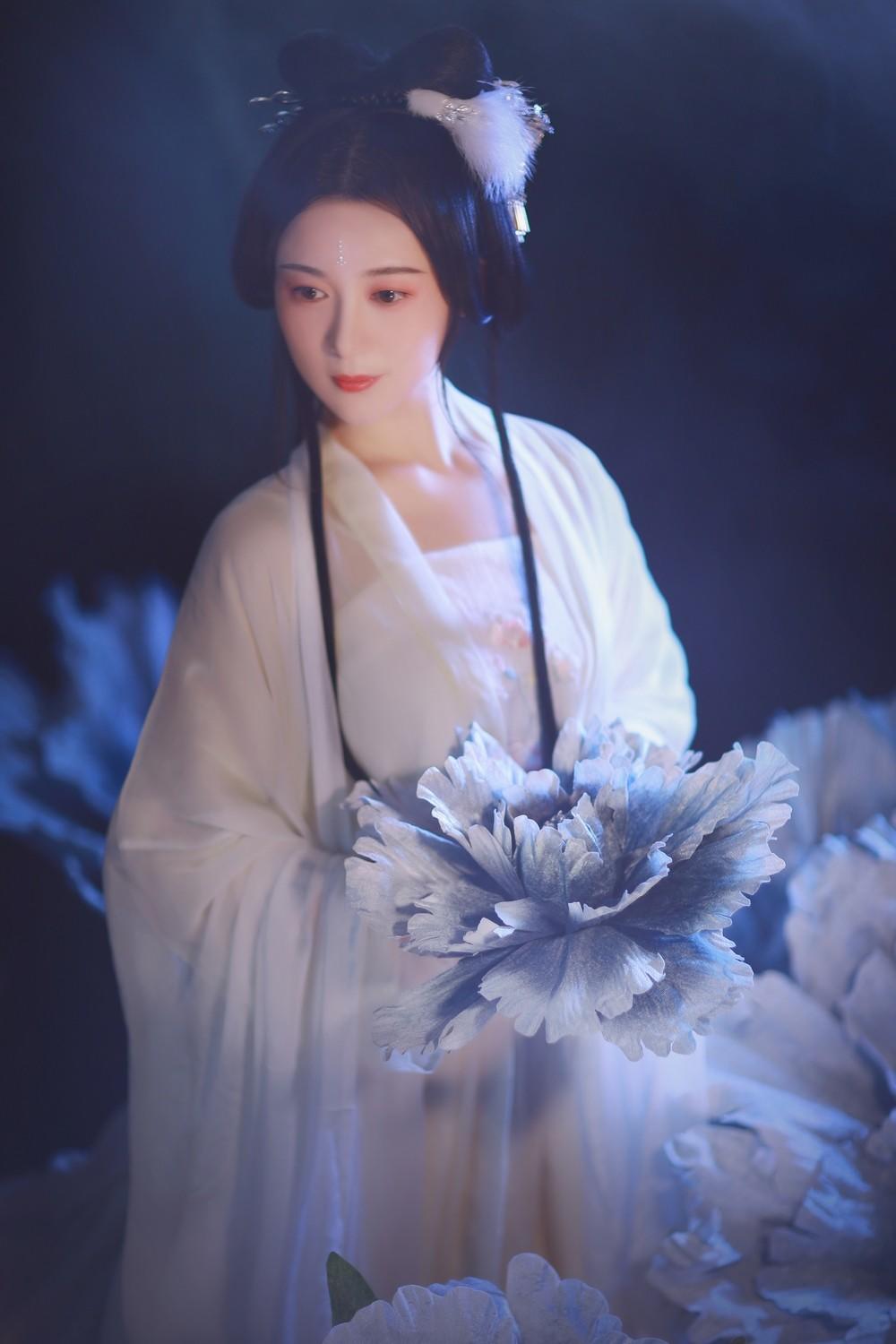 含羞带怯的古装美女汉服写真