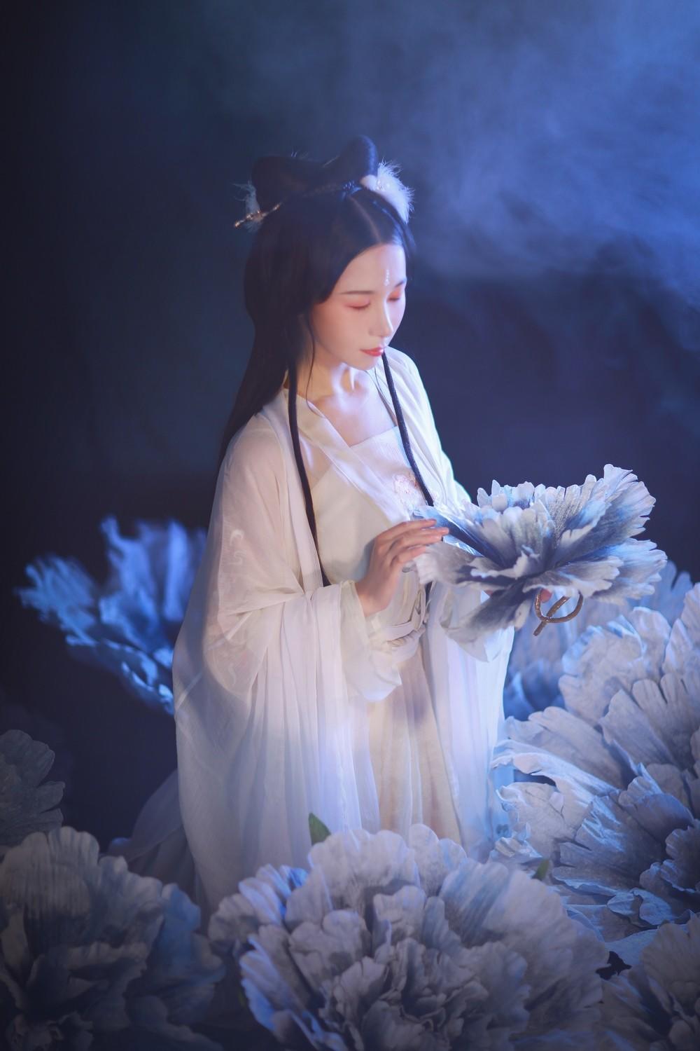 含羞带怯的古装美女汉服写真