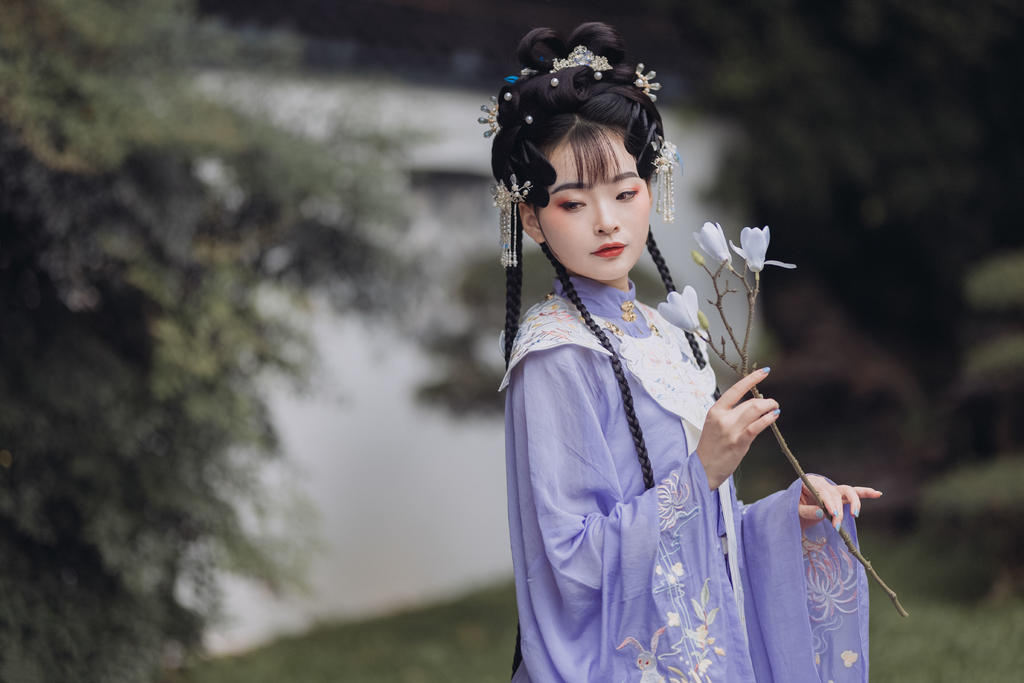 古典汉服美女婀娜多姿户外写真