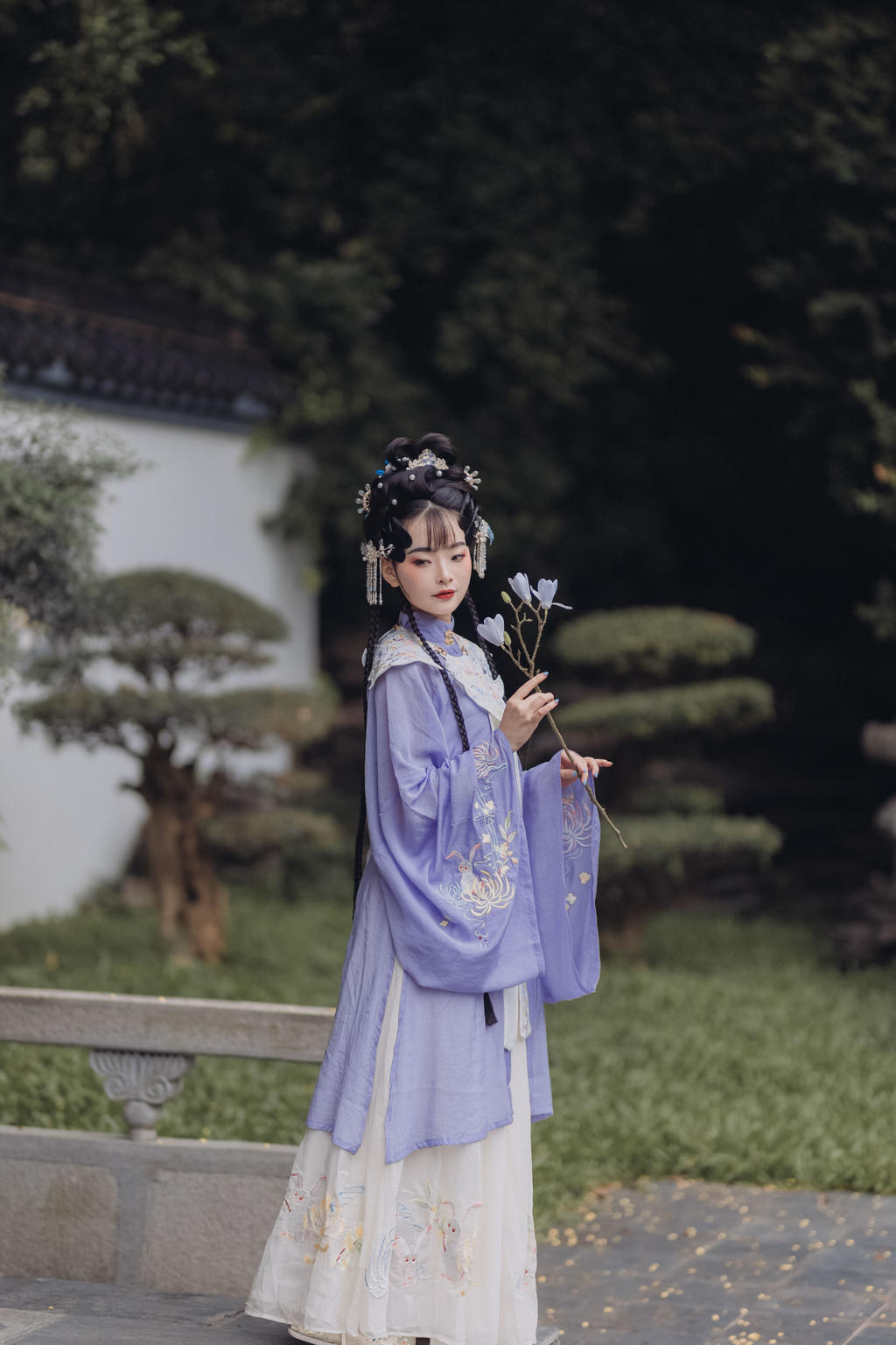 古典汉服美女婀娜多姿户外写真