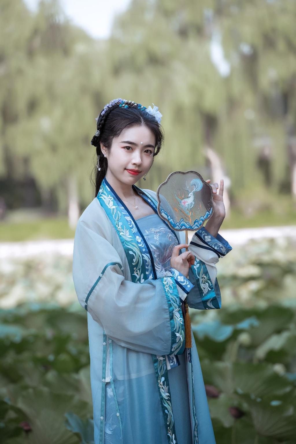 古装美人眉目如画唯美汉服图片