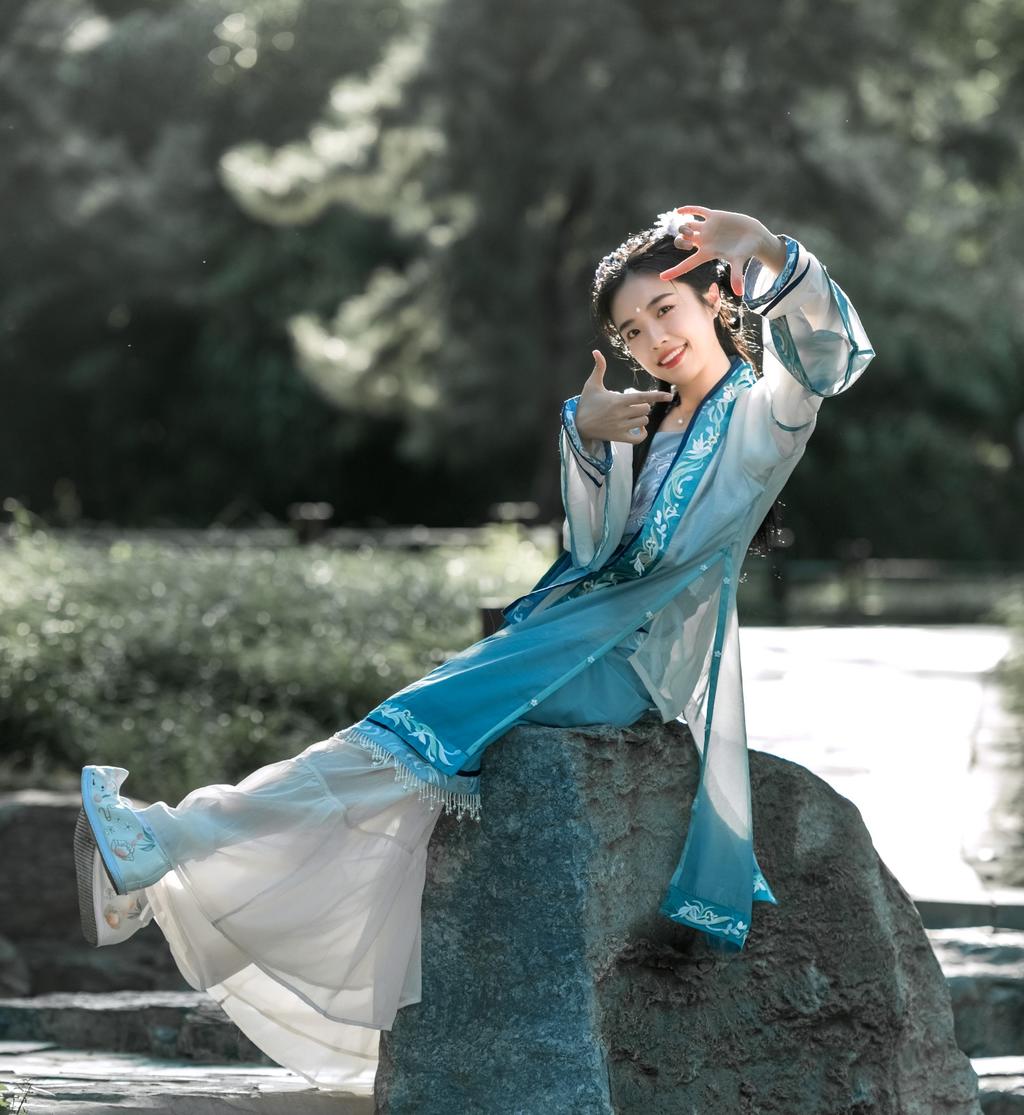 古装美人眉目如画唯美汉服图片