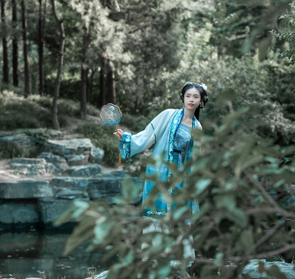 古装美人眉目如画唯美汉服图片