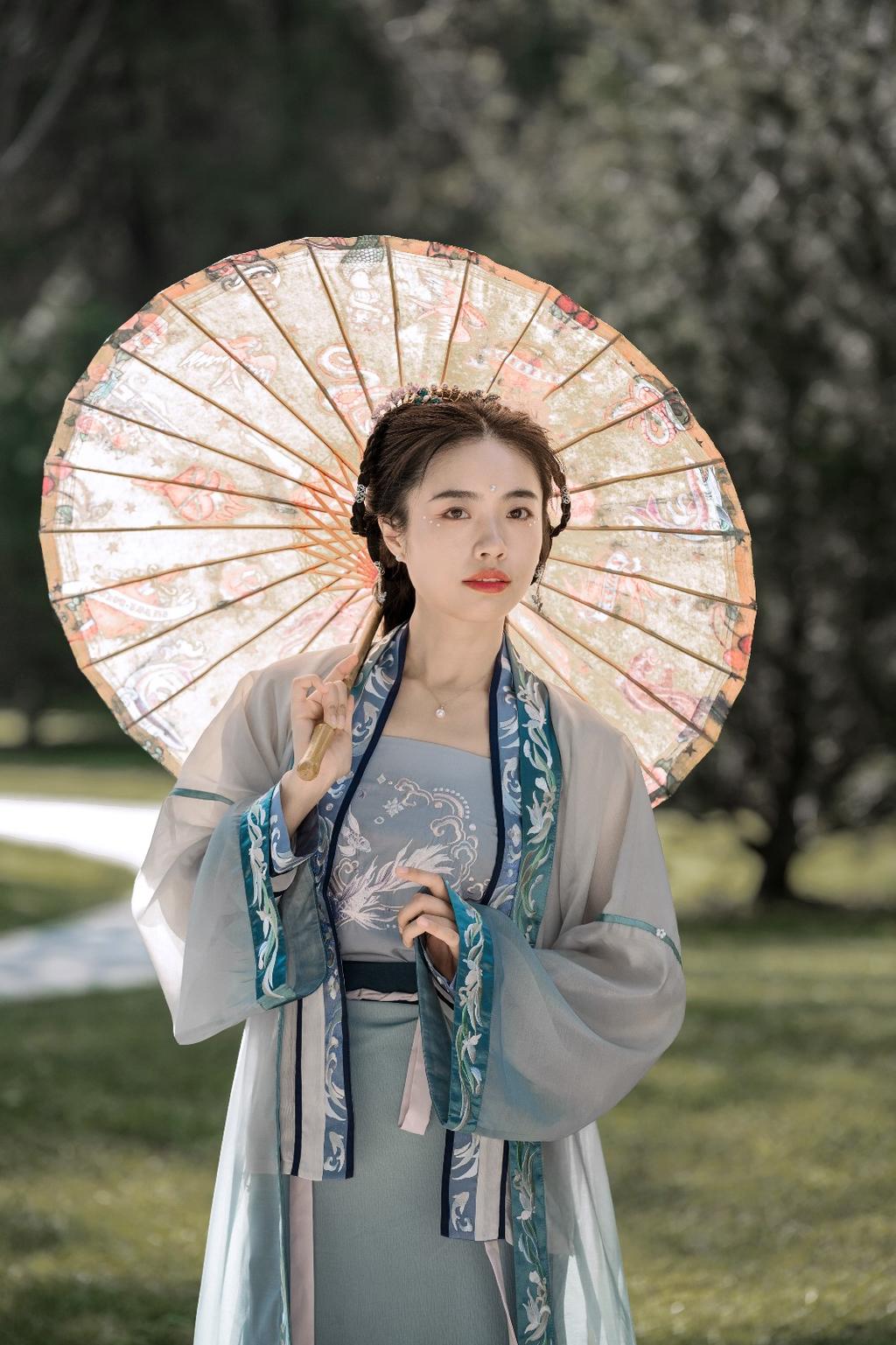 古装美人眉目如画唯美汉服图片