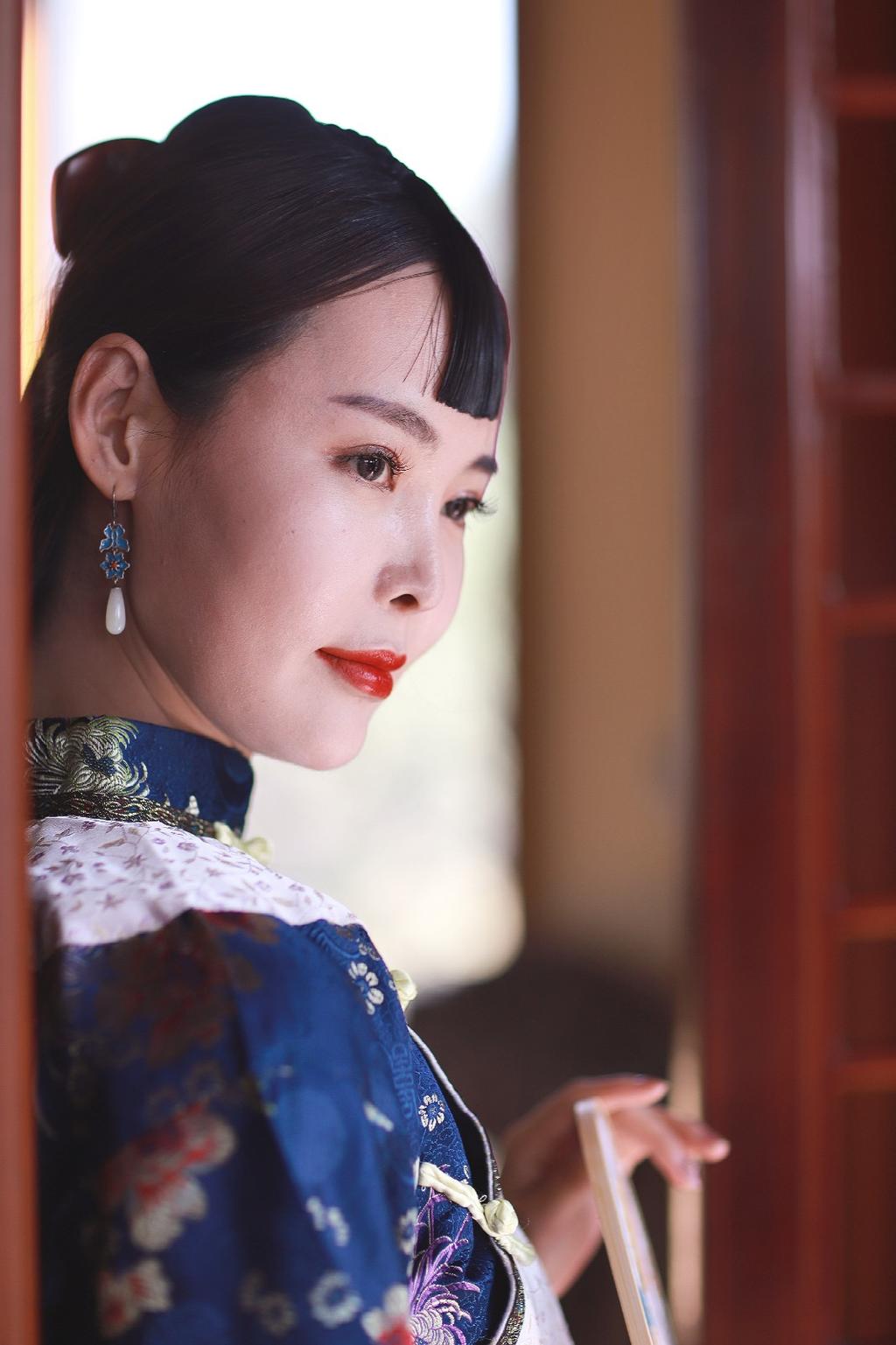 古装美女手执罗扇风姿绰约写真