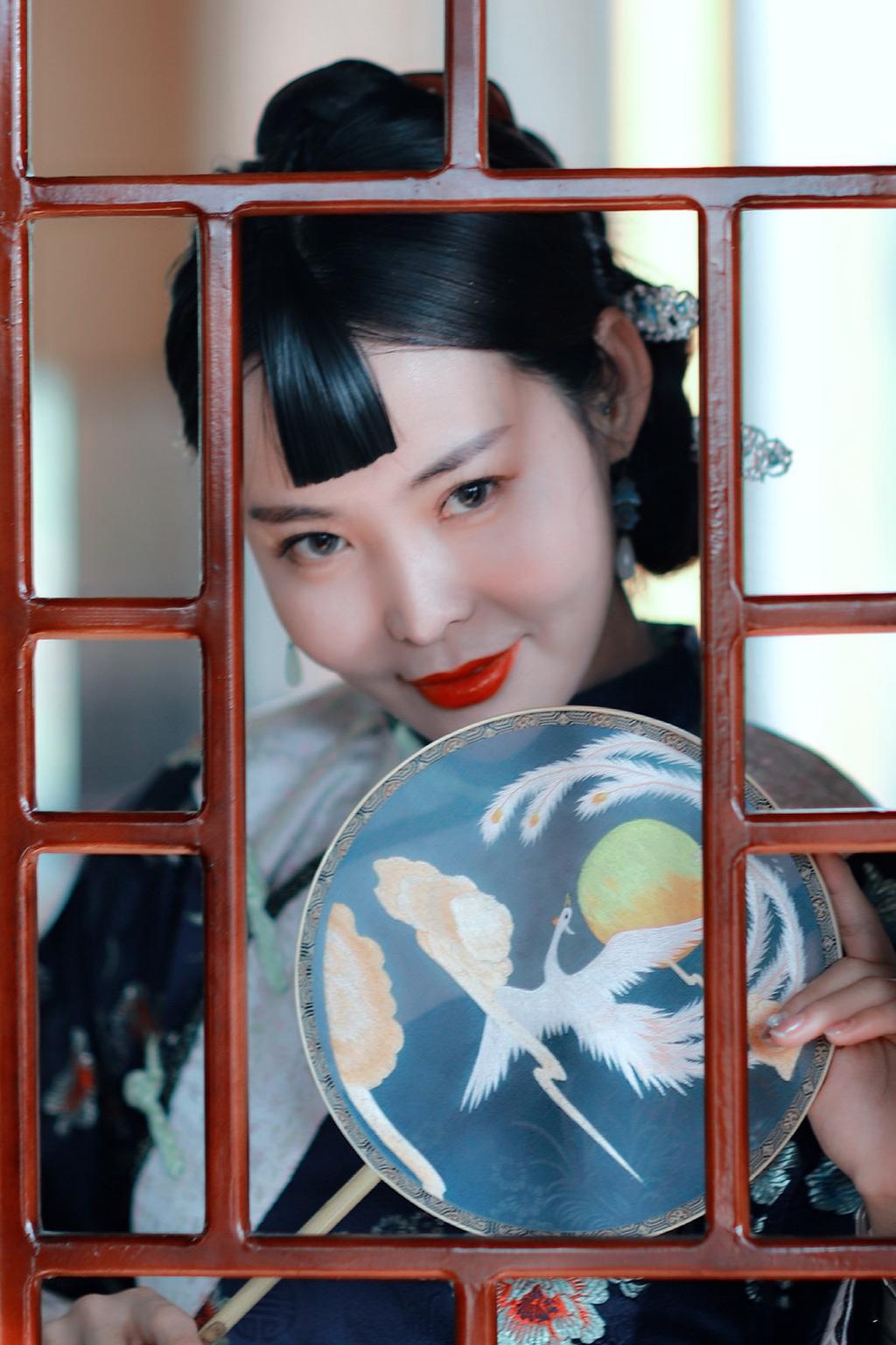 古装美女手执罗扇风姿绰约写真