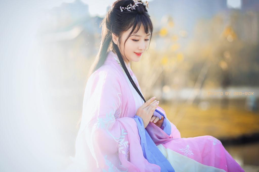 古装美女汉家衣裳冰清玉洁写真