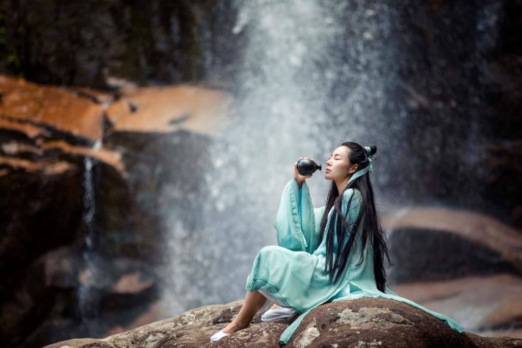 深山老林古装美女唯美意境写真