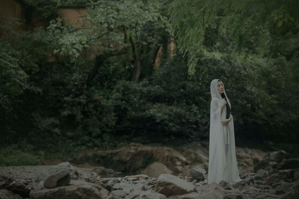 深山老林古装美女唯美意境写真