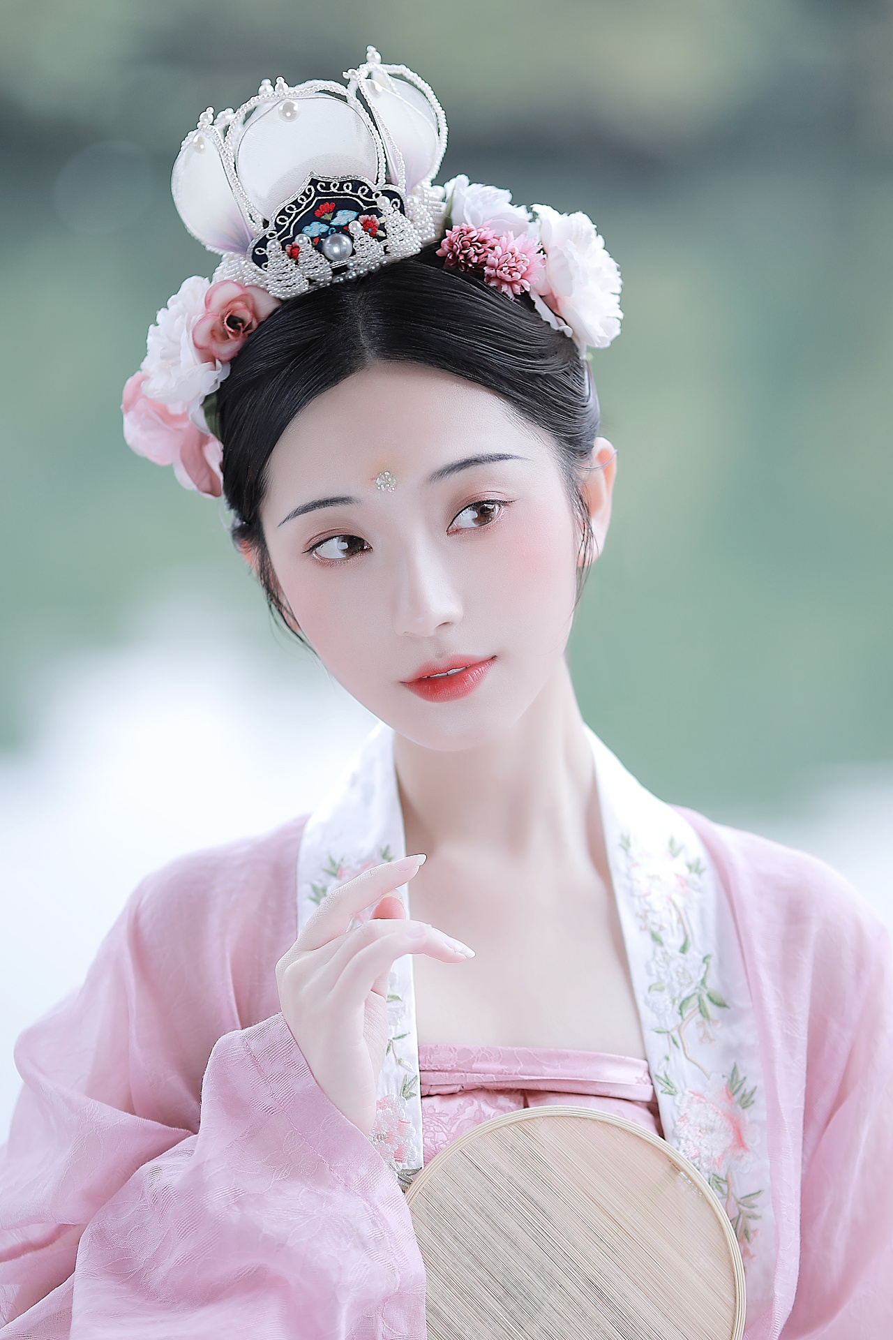 粉嫩古装美女娴静优雅写真