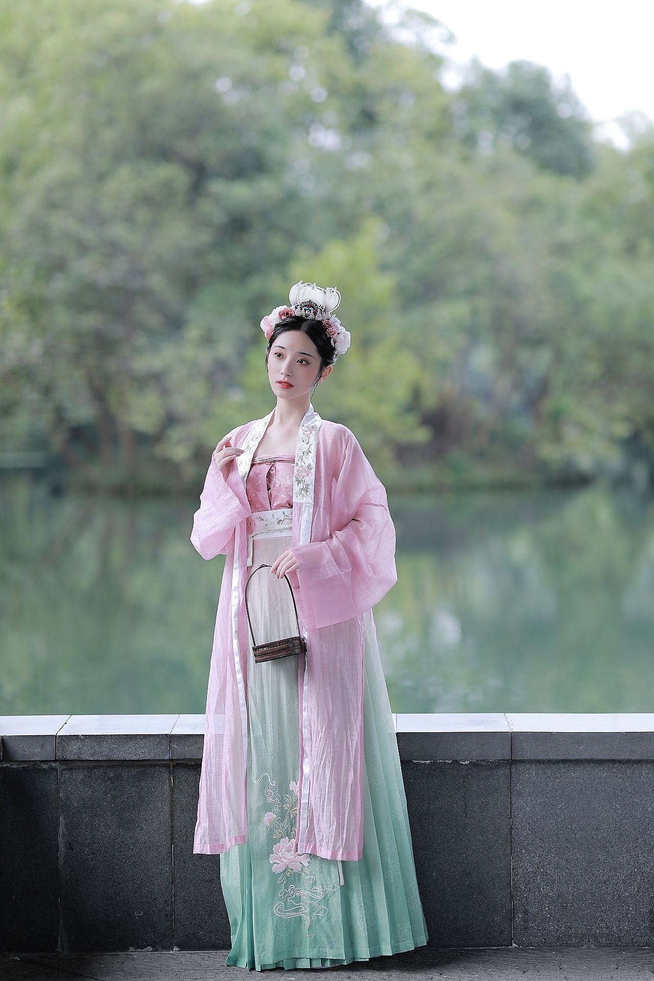 粉嫩古装美女娴静优雅写真