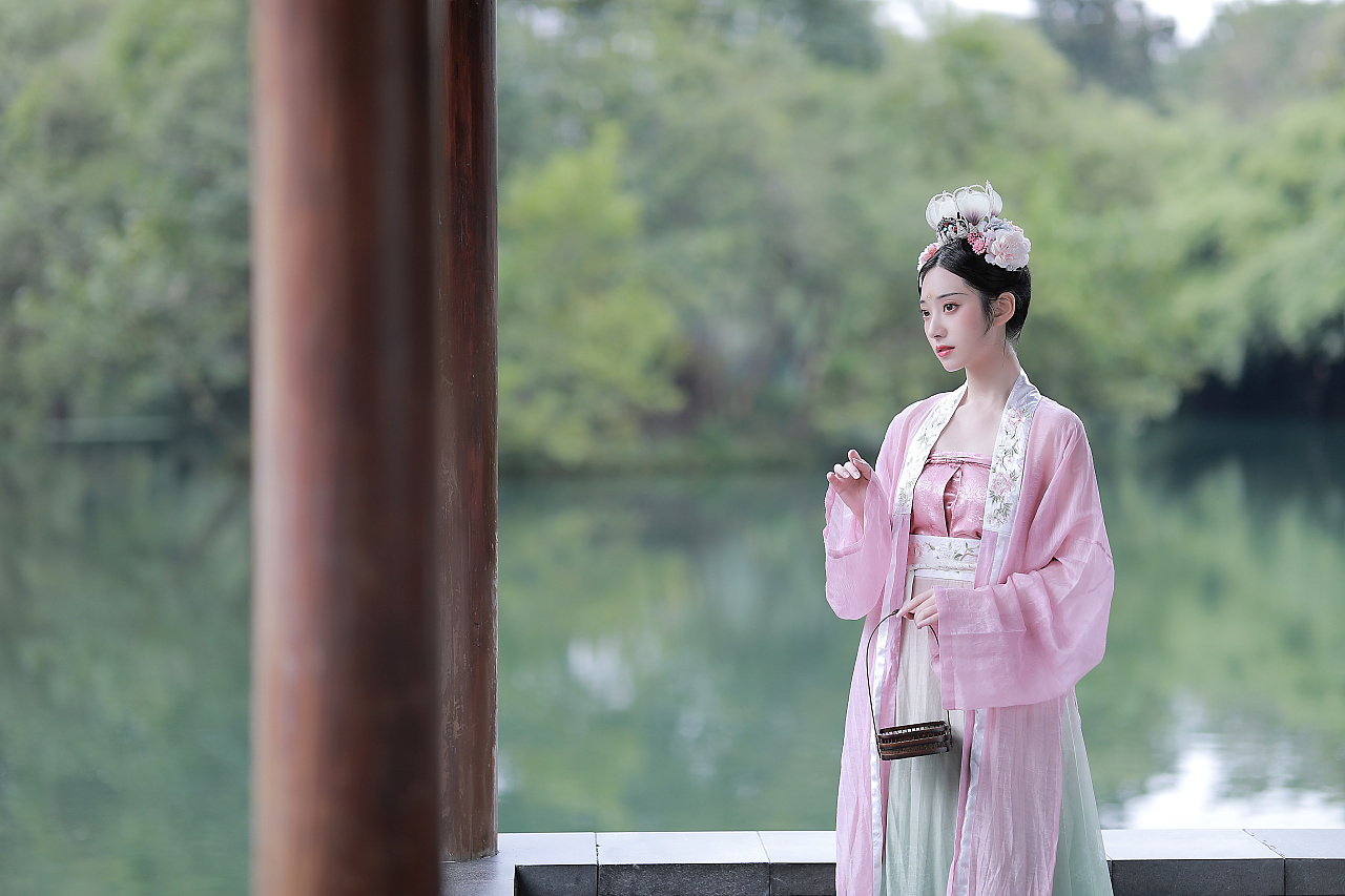 粉嫩古装美女娴静优雅写真