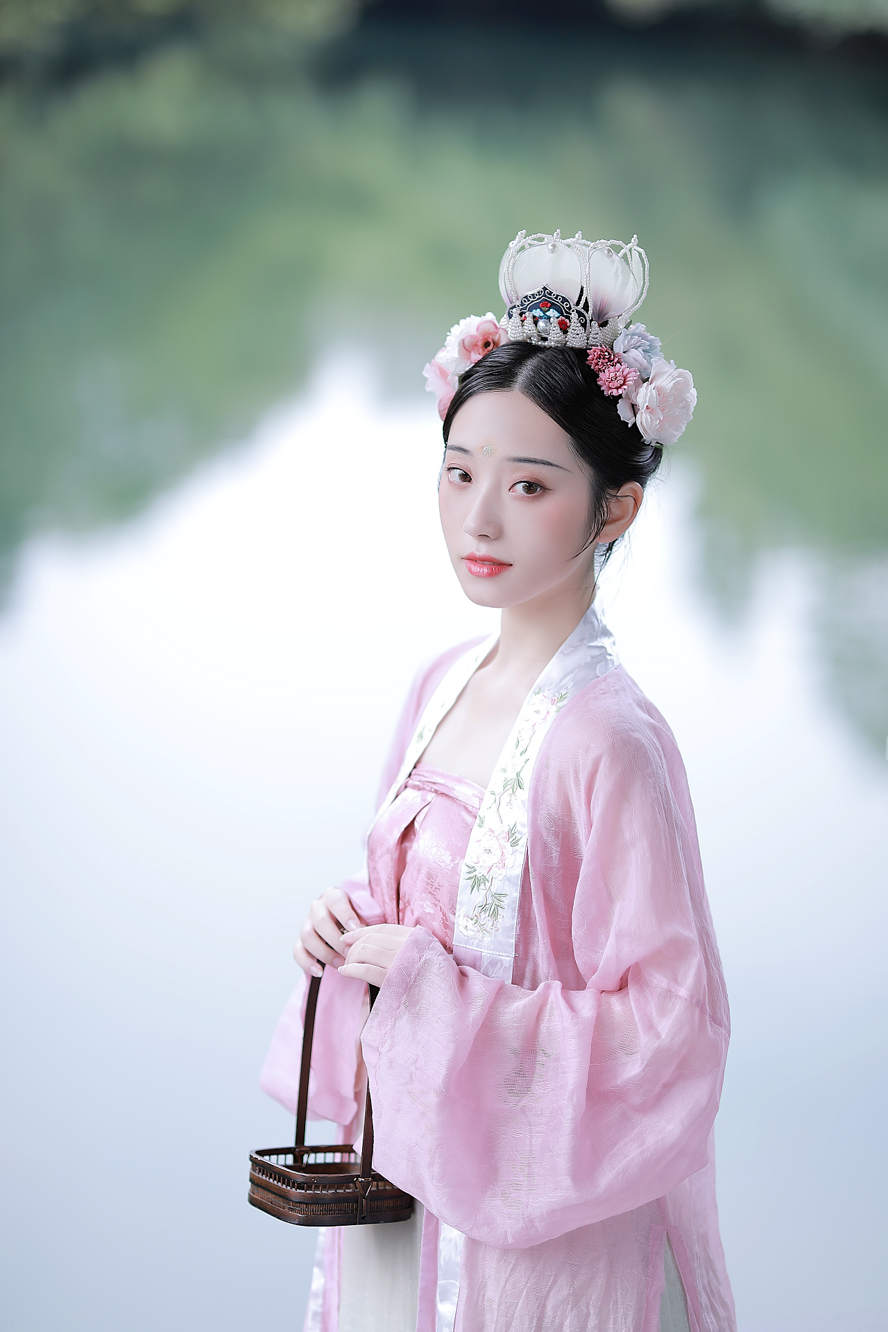 粉嫩古装美女娴静优雅写真