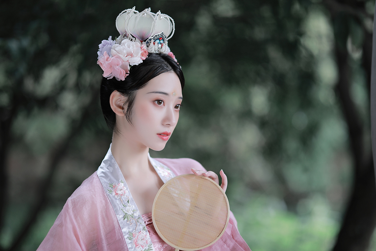 粉嫩古装美女娴静优雅写真