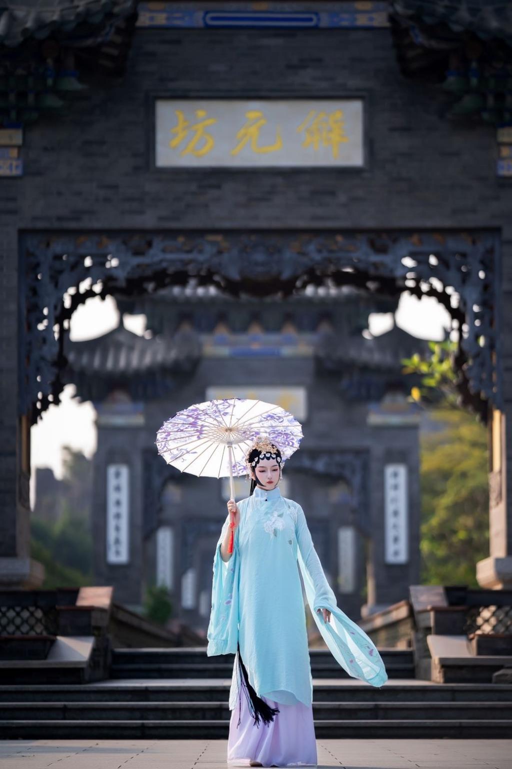 戏服美女优雅身段迷人气质写真