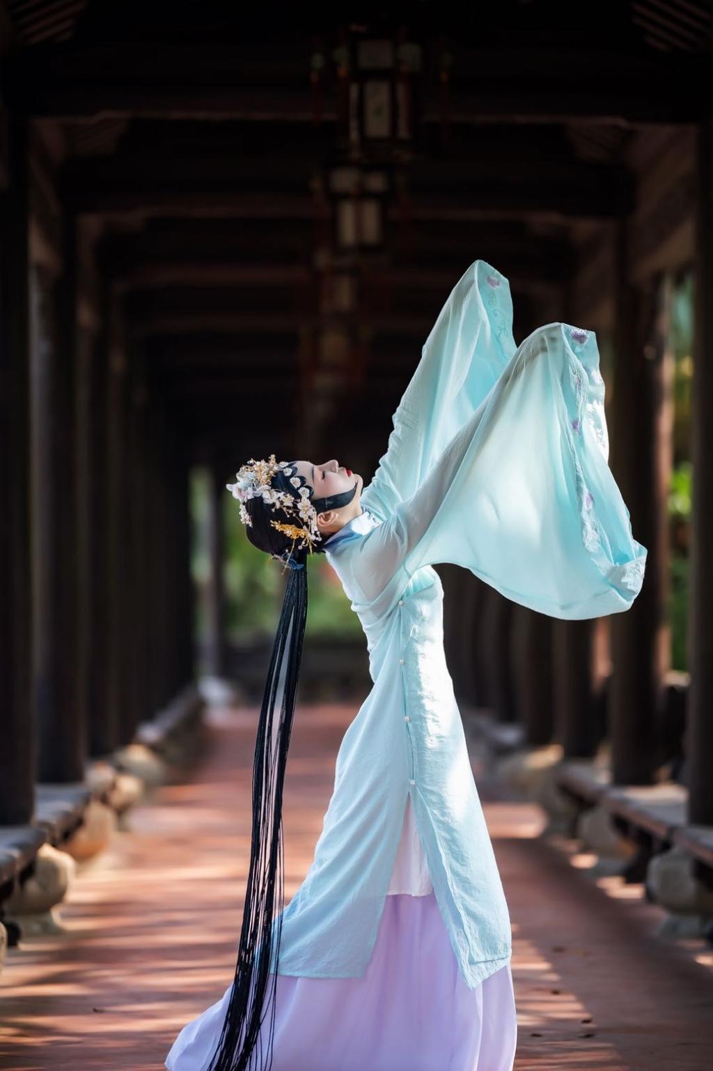 戏服美女优雅身段迷人气质写真