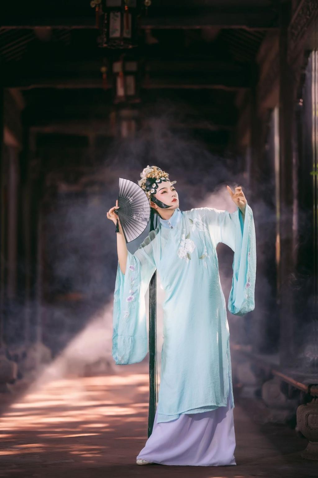 戏服美女优雅身段迷人气质写真