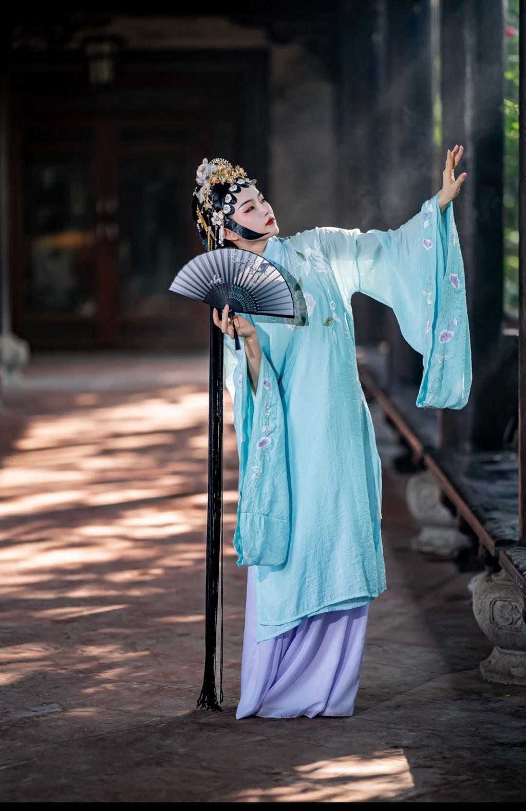 戏服美女优雅身段迷人气质写真