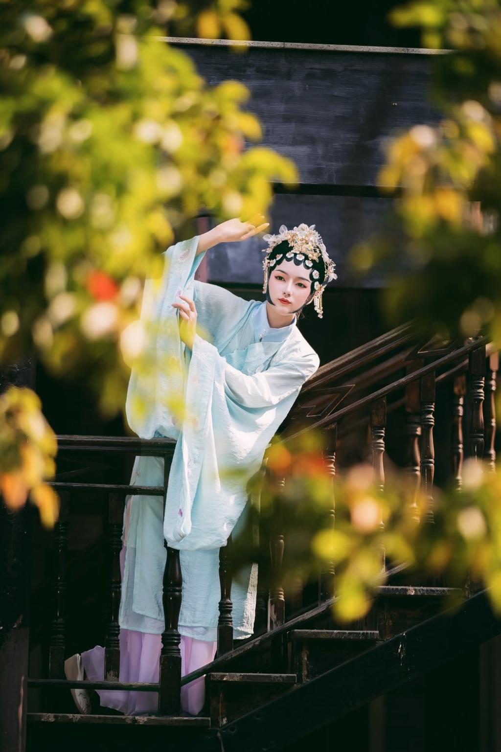 戏服美女优雅身段迷人气质写真