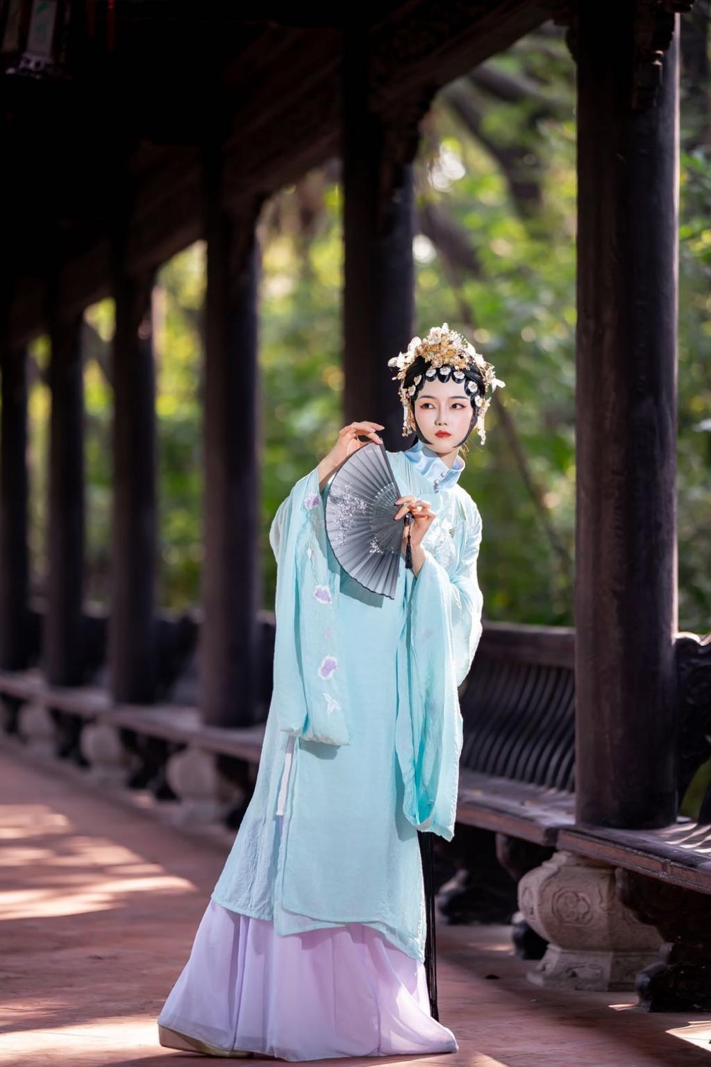 戏服美女优雅身段迷人气质写真