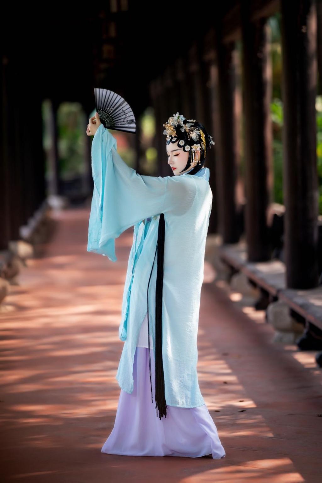 戏服美女优雅身段迷人气质写真