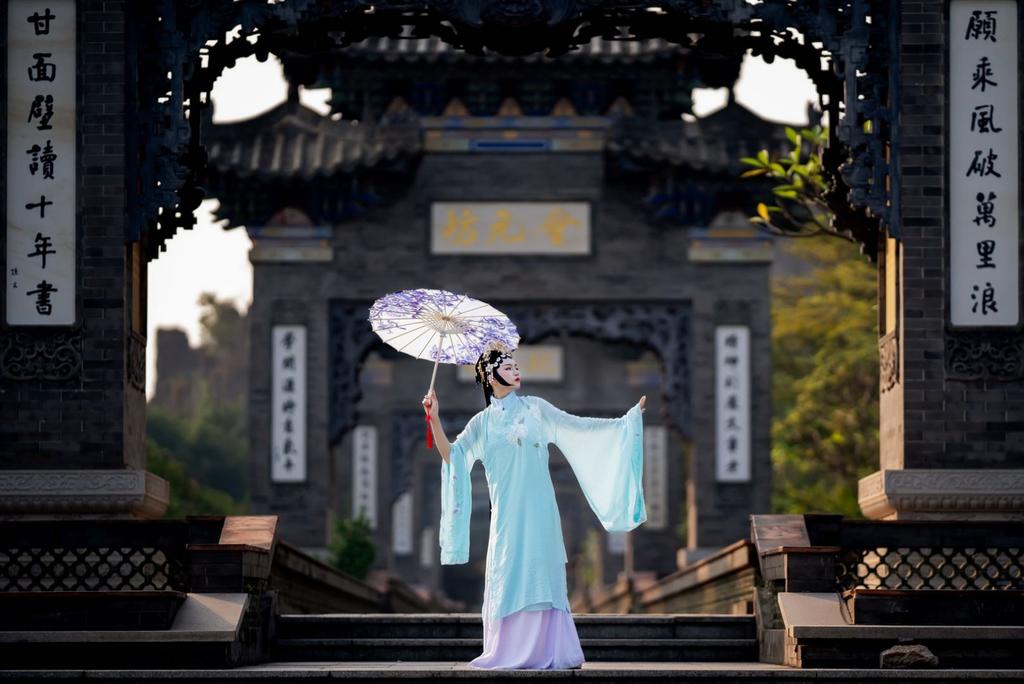 戏服美女优雅身段迷人气质写真