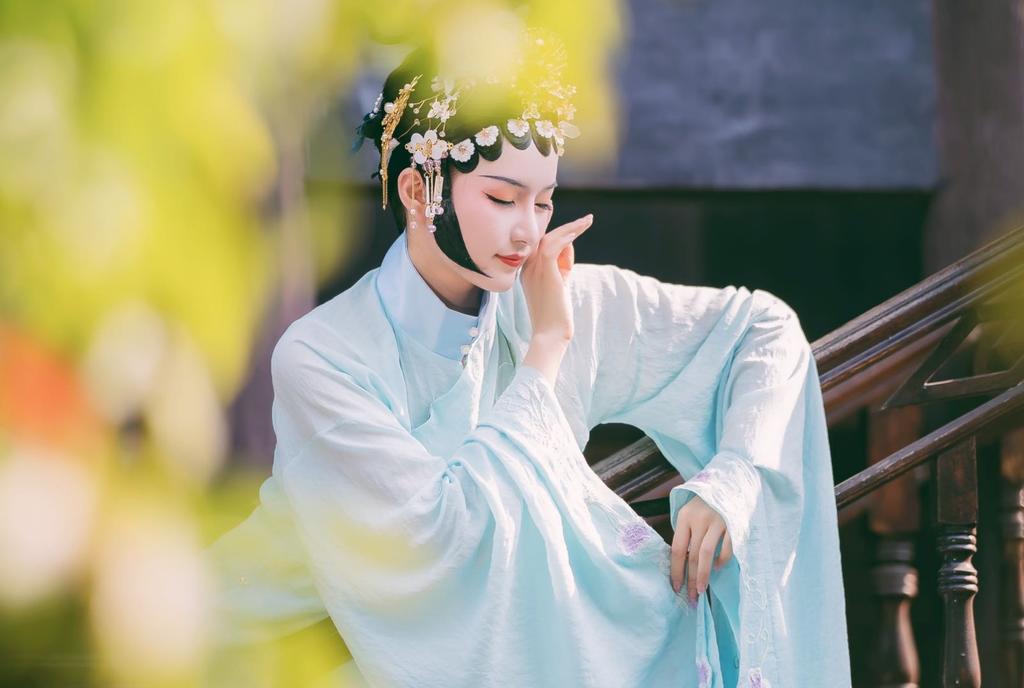 戏服美女优雅身段迷人气质写真