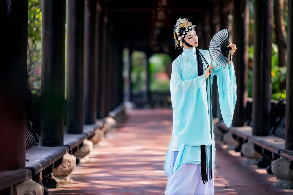 戏服美女优雅身段迷人气质写真