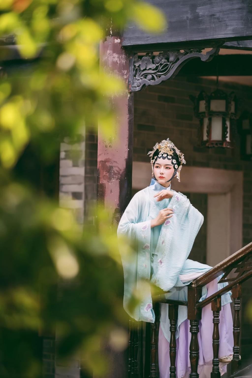 戏服美女优雅身段迷人气质写真