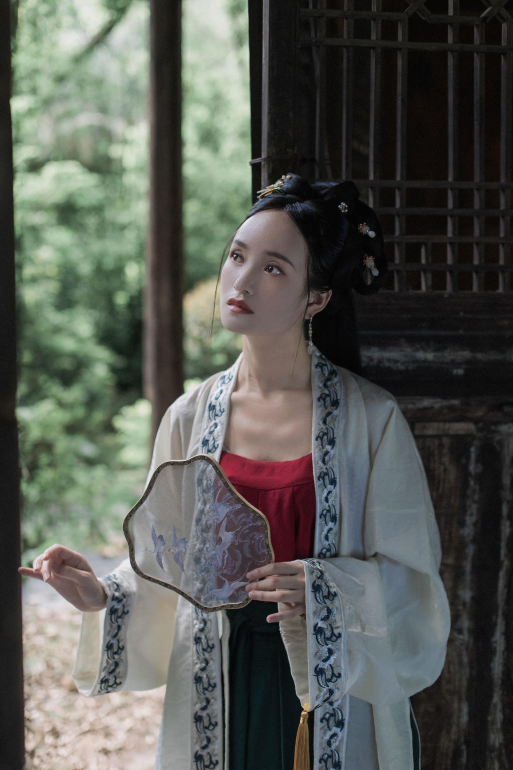 长发及腰古装美女青衣罗裳写真