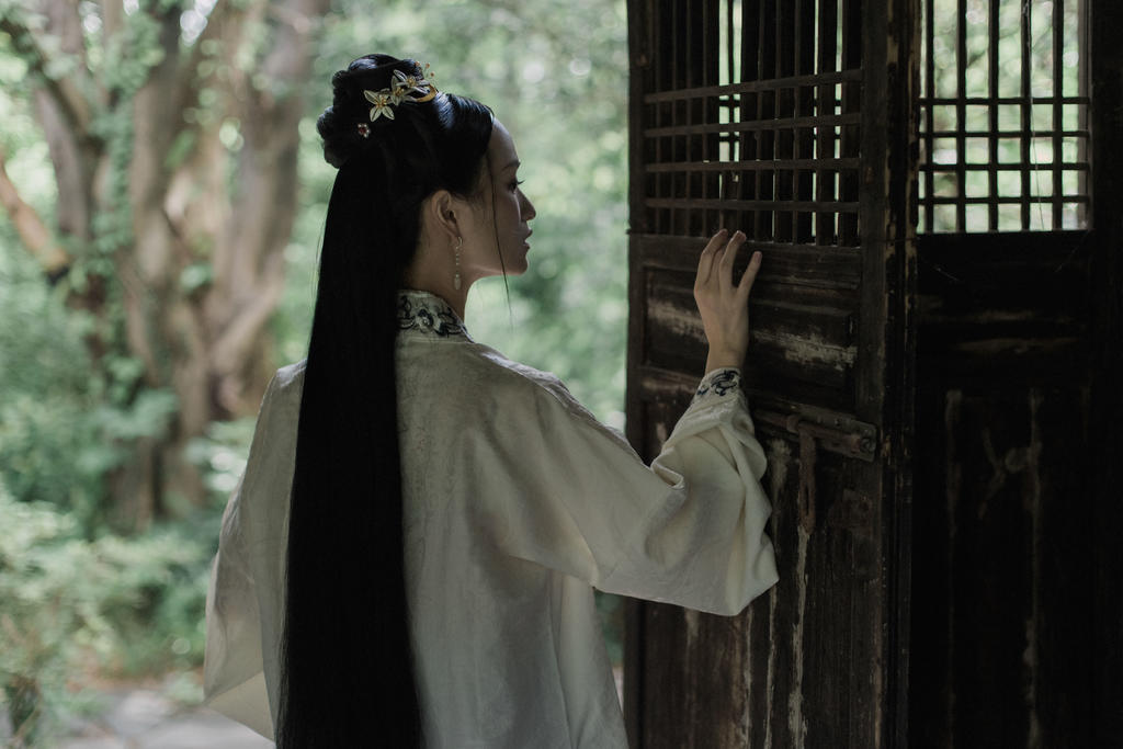 长发及腰古装美女青衣罗裳写真