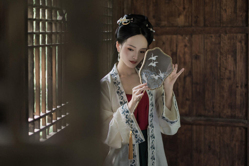 长发及腰古装美女青衣罗裳写真